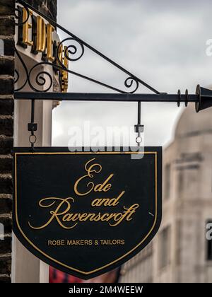 LONDON, Großbritannien - 06. MAI 2019: Schild vor dem Ede und Ravenscroft Tailors Shop in Burlington Gardens bei Saville Row Stockfoto