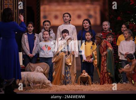 Kinder aus dem ukrainischen Chor St. Mary während einer Probe für den Carol Service „Together at Christmas“ in Westminster Abbey in London. Foto: Donnerstag, 15. Dezember 2022. Stockfoto