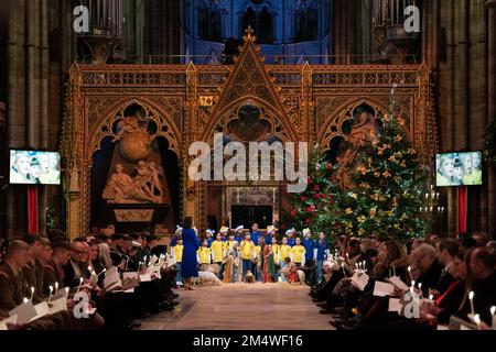 Der ukrainische Chor von St. Marys tritt während des Carol Service „Together at Christmas“ in Westminster Abbey in London auf. Foto: Donnerstag, 15. Dezember 2022. Stockfoto