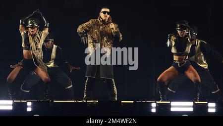 Miami, Usa. 22. Dezember 2022. Daddy Yankee tritt am Donnerstag, den 22. Dezember 2022 auf der Bühne der La Ultima Vuelta World Tour in der FTX Arena in Miami, Florida auf. Diese Show ist das Ende seiner Welttournee und Daddy Yankee um 46 Uhr hat angekündigt, dass er sich nach der Show zurückzieht. Foto: Gary i Rothstein/UPI Credit: UPI/Alamy Live News Stockfoto