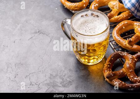 Frisch gebackene hausgemachte Brezeln und Bier vom Fass. Mit Kopierbereich Stockfoto
