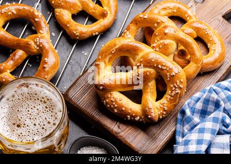 Frisch gebackene hausgemachte Brezeln und Bier vom Fass Stockfoto
