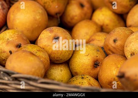 Gelbe, süße, frische Bio-Birnen in einem Korb auf einem Bauernmarkt Stockfoto