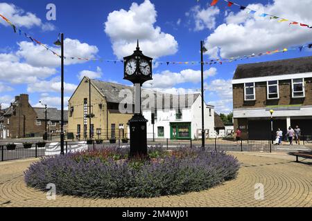 Jubilee Gardens mit Uhr, Chatteris Town, Cambridgeshire, East Anglia, England, UK Stockfoto