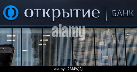 6. Oktober 2021, Moskau, Russland. Ein Schild im Büro der Otkritie Bank auf einer der Straßen der russischen Hauptstadt. Stockfoto