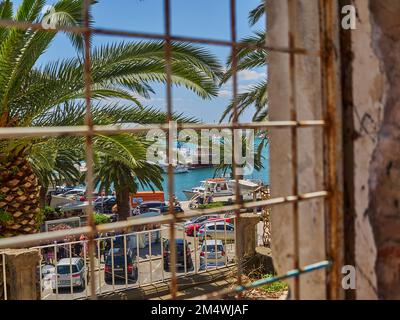 Split, Kroatien - 06 26 2015 Uhr: Hafen im Stadtzentrum an einem wunderschönen sonnigen Tag mit klarem blauen Himmel am mittelmeer Stockfoto