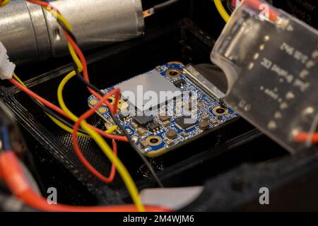 Eine Nahaufnahme eines Mikrochip-Prozessors, der für die Herstellung von Prototypen für die Elektrotechnik in 3D-gedruckten Gehäusen verwendet wird. Stockfoto