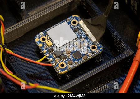 Eine Nahaufnahme eines Mikrochip-Prozessors, der für die Herstellung von Prototypen für die Elektrotechnik in 3D-gedruckten Gehäusen verwendet wird. Stockfoto