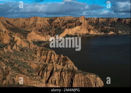 Blick auf die Burujon Canyons und das Castrejon Reservoir in der Nähe von Toledo. Die Burujon Schluchten sind eine sedimentäre Formation des Verlaufs des Tags Stockfoto