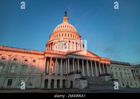 Der wunderschöne Anblick des US Capitol-Gebäudes wurde im Morgensonnenlicht gebadet. Die Ostseite des berühmten Bauwerks wird von der aufgehenden Sonne beleuchtet. Stockfoto