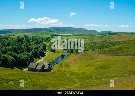 Malerischer Blick auf die Landschaft vom Damm-Fußweg am Grimwith Reservoir in den Yorkshire Dales während des langen heißen Sommers 2022, North Yorkshire, Großbritannien Stockfoto