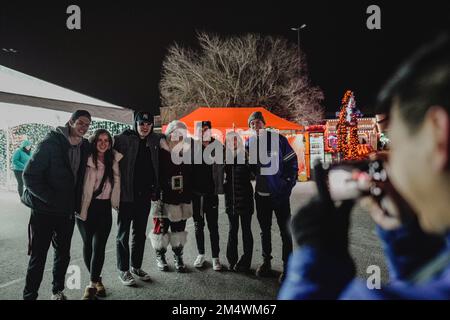 Puyallup, Usa. 22. Dezember 2022. Leute, die auf der Washington State Fair Fotos mit dem Weihnachtsmann machten. Die Leute waren auf der Puyallup-Messe, um Weihnachten zu feiern. Die Veranstaltung hieß „Holiday Magic“, das bedeutendste Weihnachtsfestival im Freien in Seattle. Die Messe bietet Schlittschuhlaufen, Karussell und eine Ausstellung der Weihnachtskultur Hongkongs. Kredit: SOPA Images Limited/Alamy Live News Stockfoto