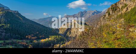 Landschaft in den französischen südlichen alpen in der Mitte eines großen Tals in Briancon im Herbst Stockfoto