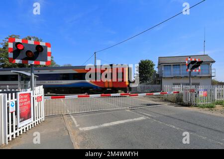 East Midlands Regionalzug 158846 am Bahnhof Manea, Fenland, Cambridgeshire, England Stockfoto