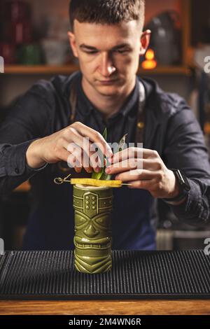 Pina-Colada-Cocktail aus Tonglas mit Ananasblättern Stockfoto