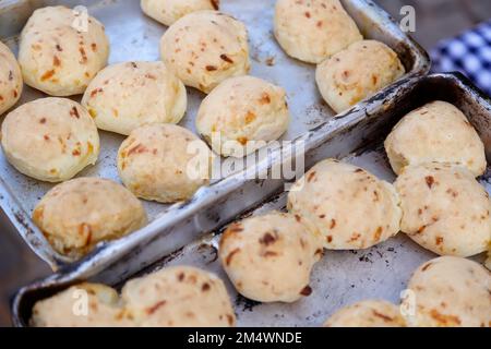 Käsebrot und serviert in Blechdose auf dem Tisch - brasilianische Küche - selektive Konzentration Stockfoto