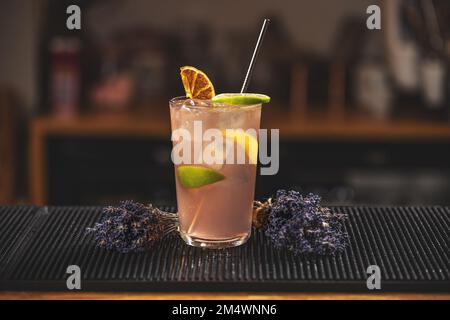 Lavendel-Limonade, natürliches Erfrischungsgetränk an der Bar Stockfoto