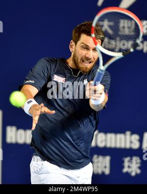 (221223) -- HONGKONG, 23. Dezember 2022 (Xinhua) -- Cameron Norrie of Britain schlägt während ihres Spiels bei der Hong Kong International Tennis Challenge 2022 in Hongkong, Südchina, am 23. Dezember 2022 eine Rache gegen Coleman Wong aus China. (Xinhua/Lo Ping Fai) Stockfoto