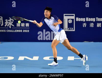 (221223) -- HONG KONG, 23. Dezember 2022 (Xinhua) -- Coleman Wong von Chinas Hongkong schlägt gegen Cameron Norrie von Großbritannien während ihres Spiels bei der Hong Kong International Tennis Challenge 2022 in Hong Kong, Südchina, am 23. Dezember 2022. (Xinhua/Lo Ping Fai) Stockfoto