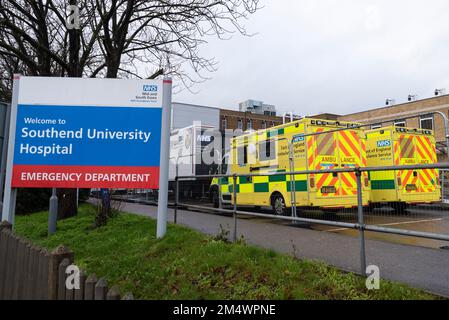 Southend on Sea, Essex, Großbritannien. 23. Dezember 2022. Trotz der Eröffnung einer Ambulanzübergabe-Einheit am Southend Universitätskrankenhaus stehen viele Krankenwagen weiterhin vor der Tür und warten darauf, ihre Patienten drinnen abzuliefern. Das im November eröffnete Gerät bietet Platz für bis zu 12 Patienten und soll dazu beitragen, Verzögerungen bei der Patientenübergabe zu reduzieren Stockfoto