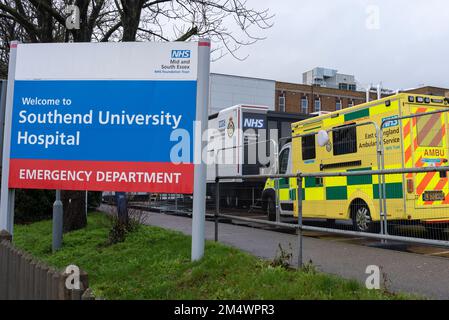 Southend on Sea, Essex, Großbritannien. 23. Dezember 2022. Trotz der Eröffnung einer Ambulanzübergabe-Einheit am Southend Universitätskrankenhaus stehen viele Krankenwagen weiterhin vor der Tür und warten darauf, ihre Patienten drinnen abzuliefern. Das im November eröffnete Gerät bietet Platz für bis zu 12 Patienten und soll dazu beitragen, Verzögerungen bei der Patientenübergabe zu reduzieren Stockfoto