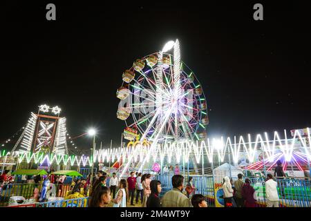 10. november 2022, Raipur, chhattisgarh Vollbild des Riesenrads mit wunderschöner Beleuchtung auf einer Ausstellung indianermesse bei Nacht in raipur, C. Stockfoto