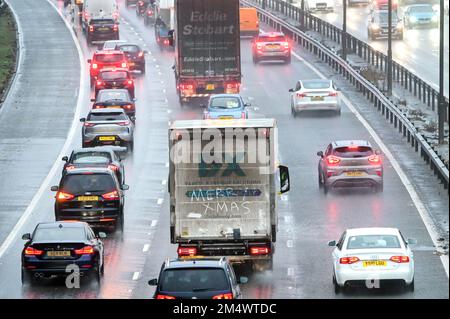 M5 Autobahn, Sandwell, 23. Dezember 2022. Auf der M5 in der Nähe von Birmingham, in der Nähe der Abfahrt 8 der Autobahn M6, die nach Norden und Süden führt, bilden sich große Staus. Starker Regen machte die Reise für Reisende noch düsterer. Es wird erwartet, dass Tausende von Fahrern heute Abend mit der Familie das Weihnachtsfest machen werden, um das Chaos zu überwinden, das Heiligabend mit Zugfahrern im Streik bringt. Quelle: Stop Press Media/Alamy Live News Stockfoto