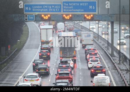 M5 Autobahn, Sandwell, 23. Dezember 2022. Auf der M5 in der Nähe von Birmingham, in der Nähe der Abfahrt 8 der Autobahn M6, die nach Norden und Süden führt, bilden sich große Staus. Starker Regen machte die Reise für Reisende noch düsterer. Es wird erwartet, dass Tausende von Fahrern heute Abend mit der Familie das Weihnachtsfest machen werden, um das Chaos zu überwinden, das Heiligabend mit Zugfahrern im Streik bringt. Quelle: Stop Press Media/Alamy Live News Stockfoto