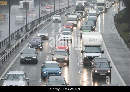 M5 Autobahn, Sandwell, 23. Dezember 2022. Auf der M5 in der Nähe von Birmingham, in der Nähe der Abfahrt 8 der Autobahn M6, die nach Norden und Süden führt, bilden sich große Staus. Starker Regen machte die Reise für Reisende noch düsterer. Es wird erwartet, dass Tausende von Fahrern heute Abend mit der Familie das Weihnachtsfest machen werden, um das Chaos zu überwinden, das Heiligabend mit Zugfahrern im Streik bringt. Quelle: Stop Press Media/Alamy Live News Stockfoto