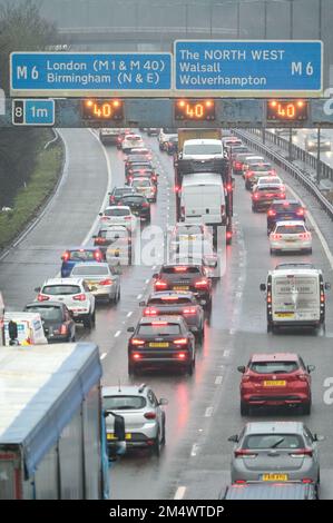 M5 Autobahn, Sandwell, 23. Dezember 2022. Auf der M5 in der Nähe von Birmingham, in der Nähe der Abfahrt 8 der Autobahn M6, die nach Norden und Süden führt, bilden sich große Staus. Starker Regen machte die Reise für Reisende noch düsterer. Es wird erwartet, dass Tausende von Fahrern heute Abend mit der Familie das Weihnachtsfest machen werden, um das Chaos zu überwinden, das Heiligabend mit Zugfahrern im Streik bringt. Quelle: Stop Press Media/Alamy Live News Stockfoto