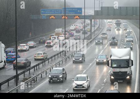 M5 Autobahn, Sandwell, 23. Dezember 2022. Auf der M5 in der Nähe von Birmingham, in der Nähe der Abfahrt 8 der Autobahn M6, die nach Norden und Süden führt, bilden sich große Staus. Starker Regen machte die Reise für Reisende noch düsterer. Es wird erwartet, dass Tausende von Fahrern heute Abend mit der Familie das Weihnachtsfest machen werden, um das Chaos zu überwinden, das Heiligabend mit Zugfahrern im Streik bringt. Quelle: Stop Press Media/Alamy Live News Stockfoto