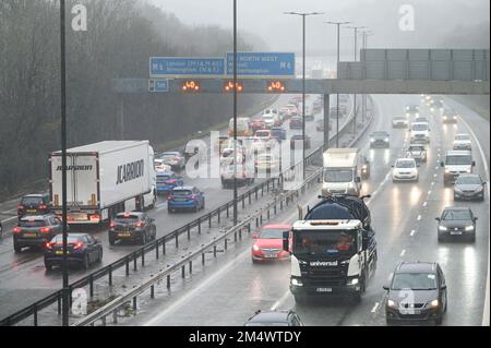 M5 Autobahn, Sandwell, 23. Dezember 2022. Auf der M5 in der Nähe von Birmingham, in der Nähe der Abfahrt 8 der Autobahn M6, die nach Norden und Süden führt, bilden sich große Staus. Starker Regen machte die Reise für Reisende noch düsterer. Es wird erwartet, dass Tausende von Fahrern heute Abend mit der Familie das Weihnachtsfest machen werden, um das Chaos zu überwinden, das Heiligabend mit Zugfahrern im Streik bringt. Quelle: Stop Press Media/Alamy Live News Stockfoto