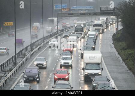 M5 Autobahn, Sandwell, 23. Dezember 2022. Auf der M5 in der Nähe von Birmingham, in der Nähe der Abfahrt 8 der Autobahn M6, die nach Norden und Süden führt, bilden sich große Staus. Starker Regen machte die Reise für Reisende noch düsterer. Es wird erwartet, dass Tausende von Fahrern heute Abend mit der Familie das Weihnachtsfest machen werden, um das Chaos zu überwinden, das Heiligabend mit Zugfahrern im Streik bringt. Quelle: Stop Press Media/Alamy Live News Stockfoto