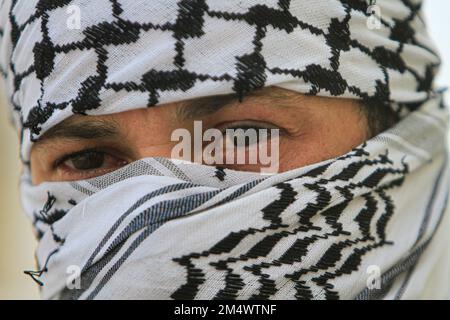 Nablus, Palästina. 23. Dezember 2022. Ein maskierter palästinensischer Protestteilnehmer wurde während der Demonstration gegen israelische Siedlungen im Dorf Kafr Qaddoum in der Nähe der Stadt Nablus im Westjordanland gesehen. Kredit: SOPA Images Limited/Alamy Live News Stockfoto