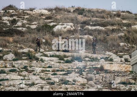 Nablus, Palästina. 23. Dezember 2022. Israelische Soldaten nehmen während der Demonstration gegen israelische Siedlungen im Dorf Kafr Qaddoum in der Nähe der Westjordanstadt Nablus Stellung. Kredit: SOPA Images Limited/Alamy Live News Stockfoto