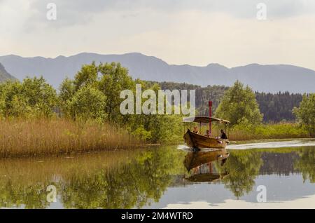 Wasserlandschaft auf der Rijeka Crnojevića, Montenegro, von einem Boot aus Stockfoto