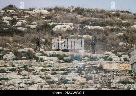 Nablus, Palästina. 23. Dezember 2022. Israelische Soldaten nehmen während der Demonstration gegen israelische Siedlungen im Dorf Kafr Qaddoum in der Nähe der Westjordanstadt Nablus Stellung. (Foto von Nasser Ishtayeh/SOPA Images/Sipa USA) Guthaben: SIPA USA/Alamy Live News Stockfoto