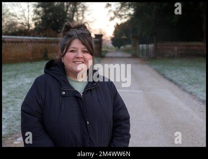 Bild ©lizenziert für Parsons Media. 16/12/2022. London, Vereinigtes Königreich. Die königliche Wächterin Karen Anvil kehrt nach Sandringham zurück. Porträts von Royal Fan Karen Anvil vor der Sandringham Kirche, Karen kehrt zurück zum St. Mary Magdalene Church auf dem Sandringham Estate am ersten Weihnachtsfeiertag, um König Karl III. Als König zu erobern, während er von anderen Mitgliedern der königlichen Familie begleitet wird, die die Kirche besuchen. Karen ist berühmt dafür, Prinz William und die Herzogin von Cambridge mit dem Herzog und der Herzogin von Sussex auf ihrem iPhone zu Weihnachten 2017 gefangen zu nehmen. Bild von Andrew Parsons/Parsons Media Stockfoto