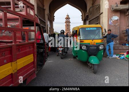 Jodhpur, Rajasthan, Indien - 20.10.2019 : geschäftige und verstopfte Ansicht des berühmten Sardar Market und Ghanta Ghar Uhrenturm in Jodhpur, Rajasthan, Indien. Stockfoto