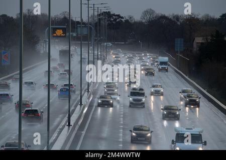 Slough, Berkshire, Großbritannien. 23. Dezember 2022. Es war heute ein düsterer Nachmittag am M4., als der Regen für Reisende auf dem Heimweg und für diejenigen, die zu Weihnachten Familienbesuch machen, zurückkehrte. Kredit: Maureen McLean/Alamy Live News Stockfoto