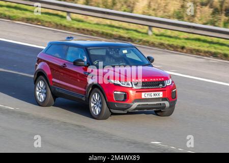 2016 Red LAND ROVER, RANGE ROVER EVOQUE TD4 HSE DYNAMIC 1999 ccm Diesel 9-Gang-Geländewagen mit Automatikgetriebe; Fahrt auf der M6-Autobahn UK Stockfoto