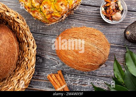 Kokosnuss-Gruppe auf Holzhintergrund, Draufsicht Stockfoto