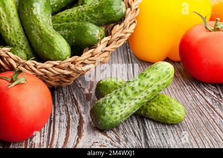 Eingelegte Gurke auf Holzhintergrund Stockfoto