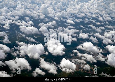 Ein Blick auf Wolken aus der Sicht eines Flugzeugs. Stockfoto