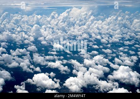 Ein Blick auf Wolken aus der Sicht eines Flugzeugs. Stockfoto
