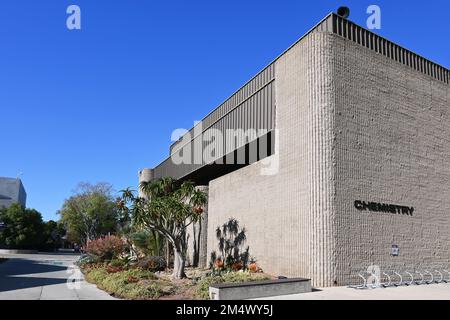 COSTA MESA, KALIFORNIEN - 19. DEZEMBER 2022: Das Chemie-Gebäude auf dem Campus des Orange Coast College, OCC. Stockfoto