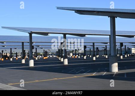 COSTA MESA, KALIFORNIEN - 19. DEZEMBER 2022: Solarpaneele im Adams Lot auf dem Campus des Orange Coast College, OCC. Stockfoto