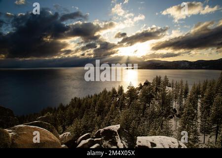 Sonnenaufgangslandschaft am Lake Tahoe an einem wunderschönen Morgen - Sunrise Lake Tahoe, Kalifornien Stockfoto