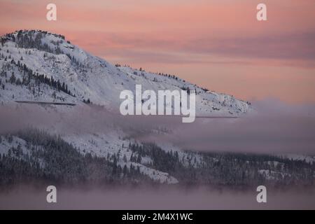 An einem Wintermorgen erstrahlt der Donner Pass im alpinen Glanz, einer der einzigen großen Pässe durch die Sierra Nevada Mountains, Kalifornien Stockfoto