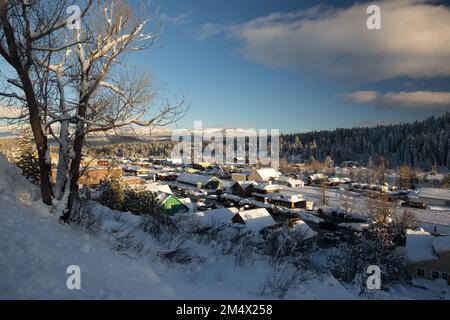 Sonnenaufgang und frischer Schnee in der schönen Bergstadt Truckee, Kalifornien Stockfoto